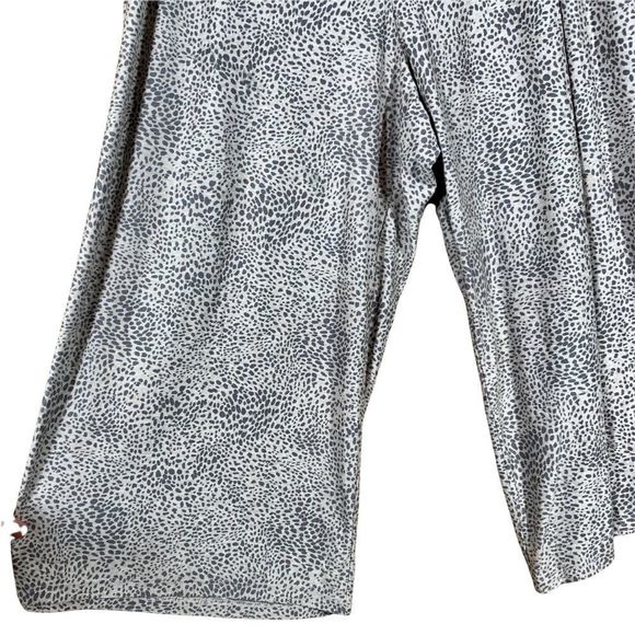 Beyond Yoga Cropped Pant Size 1X - Picture 3 of 5